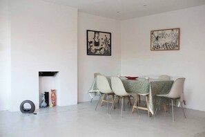 Apartment | Interior - 3 bed Apartment With Garden in Zone one se1 (London)