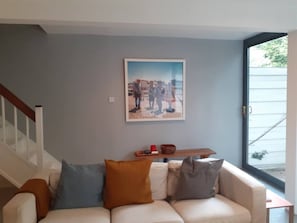 Apartment | Living room | 30-inch TV with digital channels - 3 bed Apartment With Garden in Zone one se1 (London)
