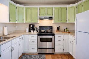 Réfrigérateur, four à micro-ondes, un four, surface de cuisson