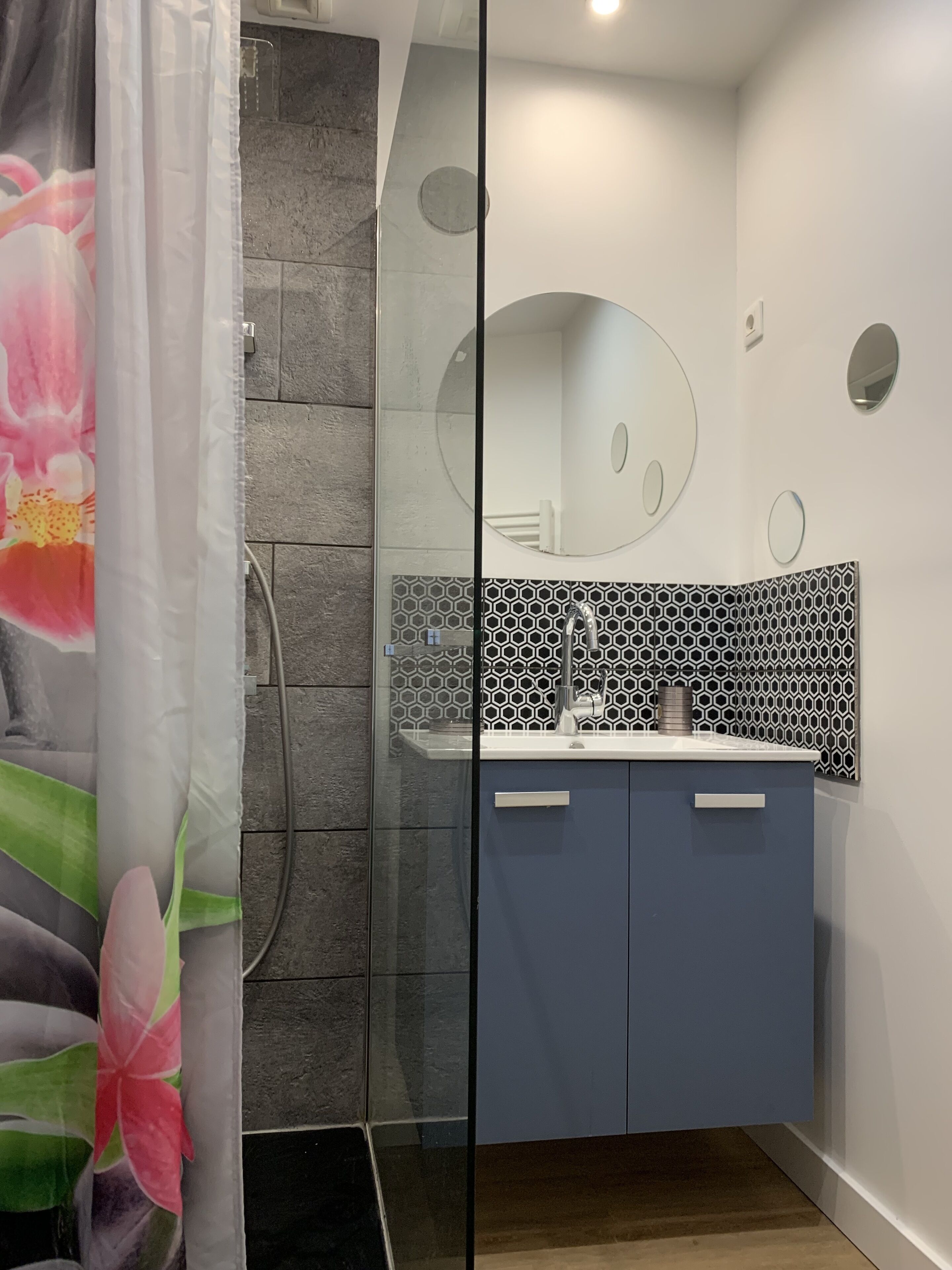 Een douche, een haardroger, handdoeken, toiletpapier