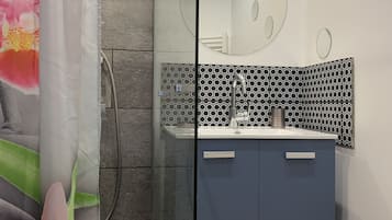 Een douche, een haardroger, handdoeken, toiletpapier