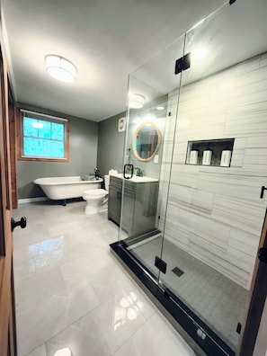 Badewanne, Haartrockner, Handtücher, Seife