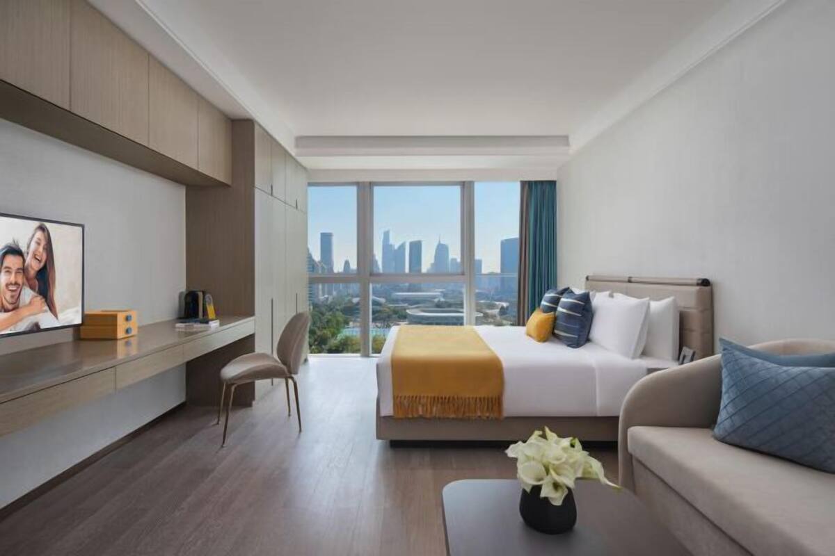 Down duvets, in-room safe, desk, blackout curtains
