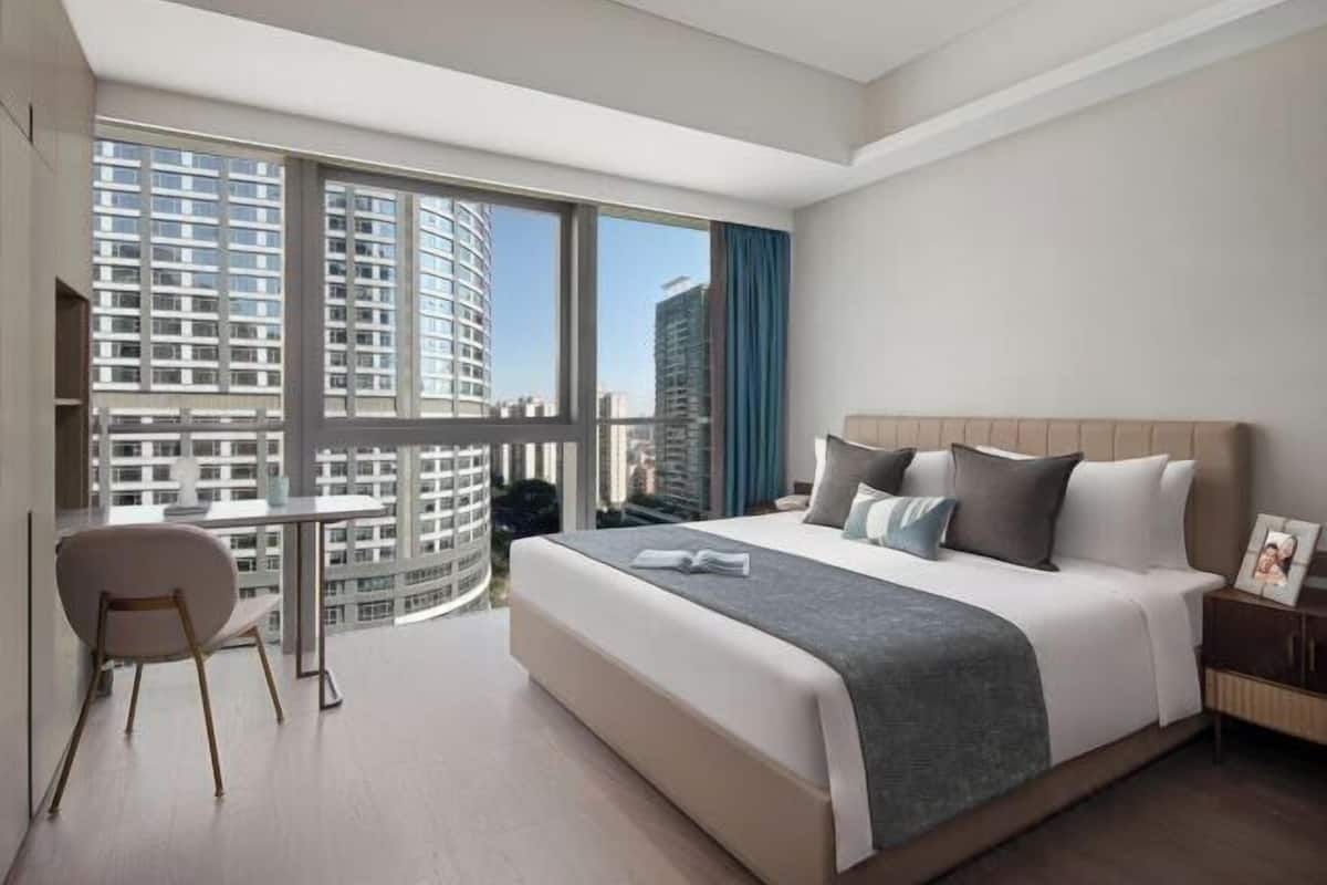 Down duvets, in-room safe, desk, blackout curtains