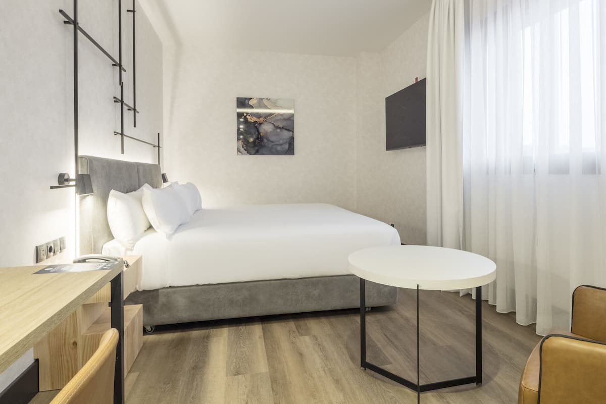 Junior suite, uitzicht op stad | 1 slaapkamer, een kluis op de kamer, een bureau, een laptopwerkplek