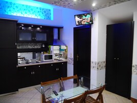 2 dormitorios, minibar, caja fuerte y decoración individual