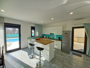 Jääkaappi, mikroaaltouuni, uuni, liesi