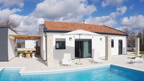 A modern house with a swimming pool, white exterior, and a tiled roof. - Brand new villa with private pool on peaceful location (Vodnjan)