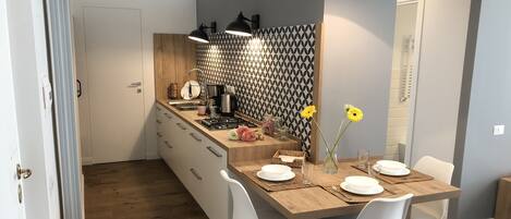 Kühlschrank, Mikrowelle, Ofen, Herdplatte