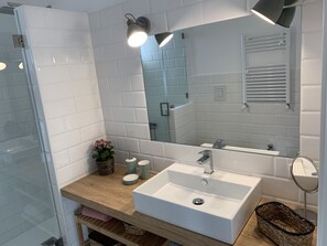 Dusche, Haartrockner, Bidet, Handtücher