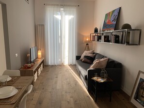 Smart TV, books - Inspiring New Apartment in Central Naples (Napoli)