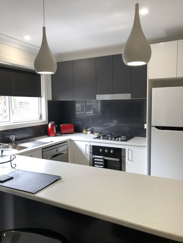 Kühlschrank, Mikrowelle, Ofen, Geschirrspüler