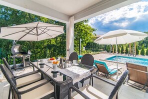 Outdoor dining - Villa Sofia (Santalezi)