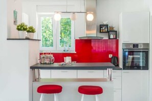 Fridge, oven, dishwasher, coffee/tea maker