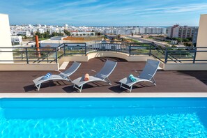 Outdoor pool - 2-Bedroom Luxury Apartment with Rooftop Pool, Village Marina, Olhão (Olhão)