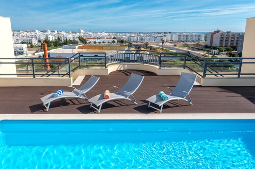 2-Bedroom Luxury Apartment with Rooftop Pool, Village Marina, Olhão