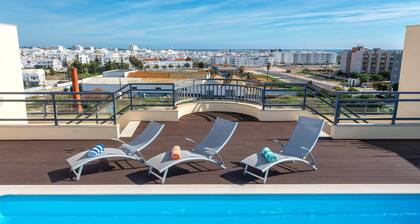 2-Bedroom Luxury Apartment with Rooftop Pool, Village Marina, Olhão