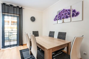 Dining - 2-Bedroom Luxury Apartment with Rooftop Pool, Village Marina, Olhão (Olhão)