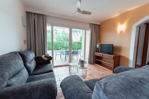 TV - Villas Amarillas by Escape Home (Cala Blanca)