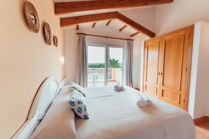 3 bedrooms, in-room safe, iron/ironing board, free WiFi - Villas Amarillas by Escape Home (Cala Blanca)