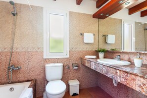 Bañera, secador de pelo, toallas