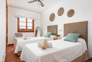 3 chambres, coffres-forts dans les chambres, fer et planche à repasser