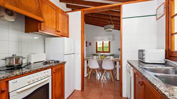 Frigorífico, microondas, horno y placa de cocina