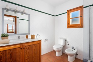 Badewanne, Haartrockner, Handtücher