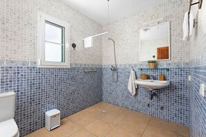 Badewanne, Haartrockner, Handtücher