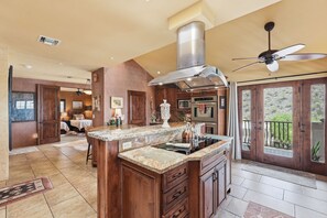 Jääkaappi, mikroaaltouuni, uuni, liesi