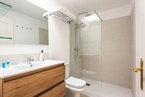 Baignoire, sèche-cheveux, serviettes fournies