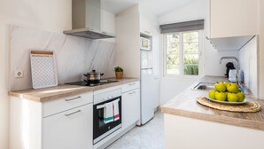 Coffee/tea maker, fridge, microwave, oven