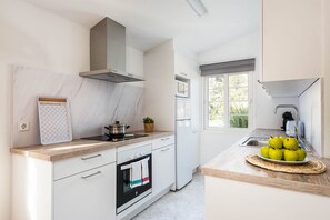 Refrigerador, microondas, horno, placa de cocina
