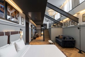 Suite, 1 Schlafzimmer | Daunenbettdecken, Minibar, Zimmersafe, individuell dekoriert