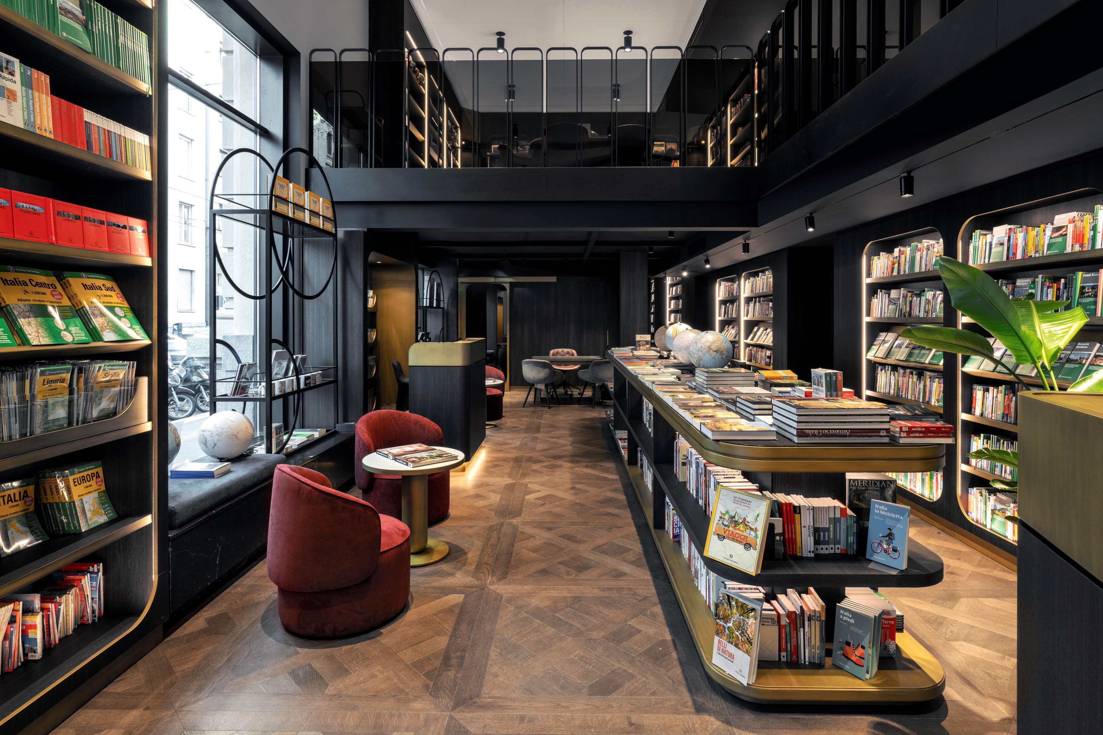 Een moderne bibliotheek met boekenkasten, zitgedeeltes en een entresol.