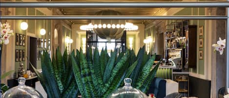 Se ofrece un desayuno bufé todos los días (36 EUR por persona)