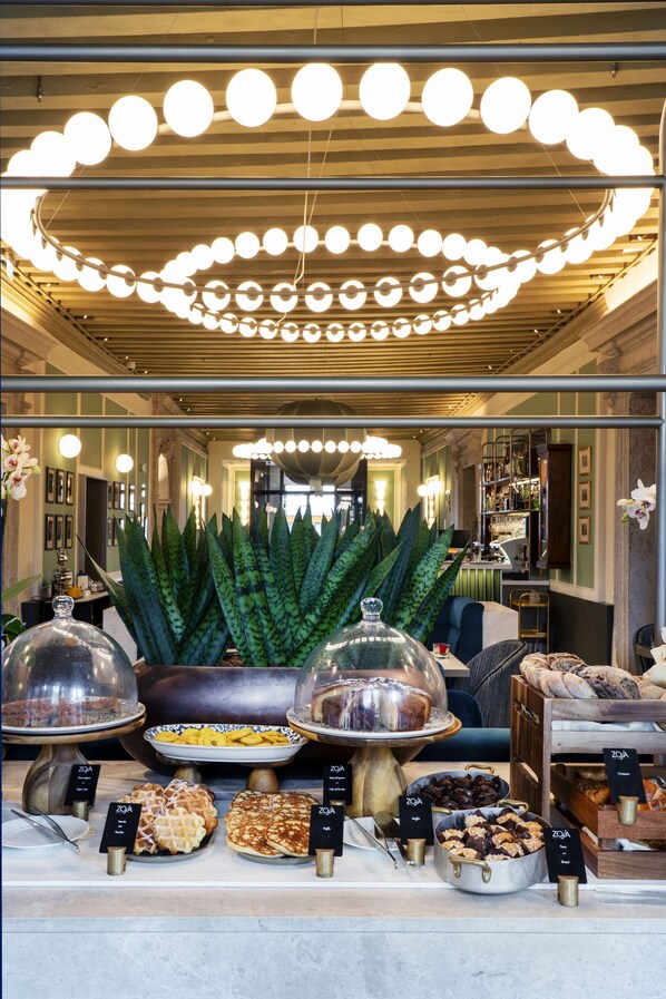 每日供应自助式早餐(每人 EUR 36)