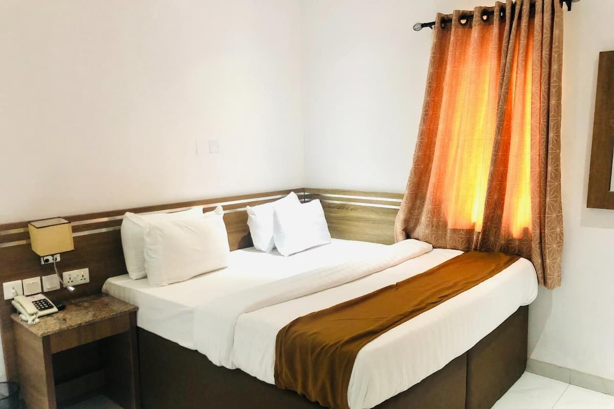 Premium bedding, in-room safe, free WiFi, bed sheets