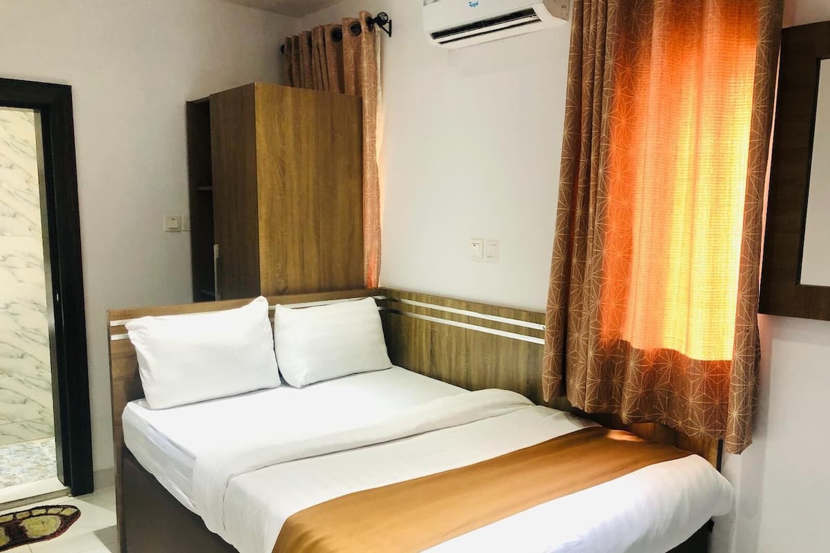 Basic Room | Premium bedding, in-room safe, free WiFi, bed sheets
