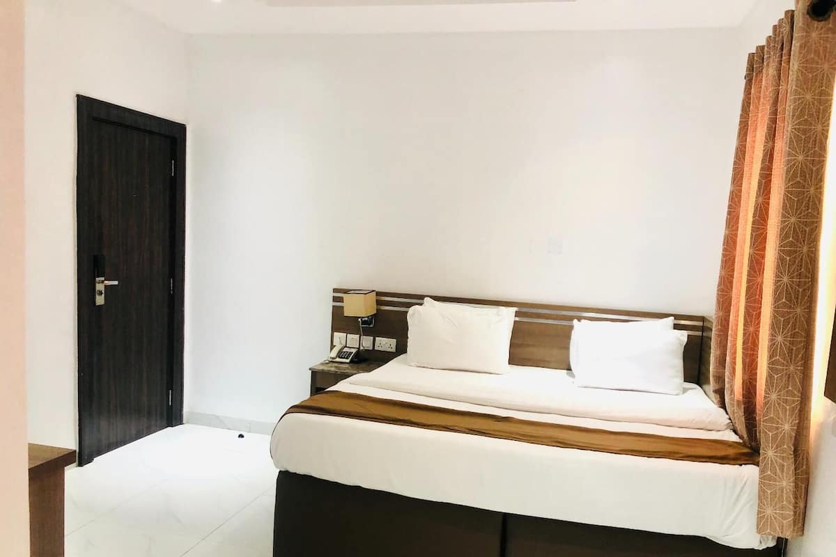 Premium bedding, in-room safe, free WiFi, bed sheets