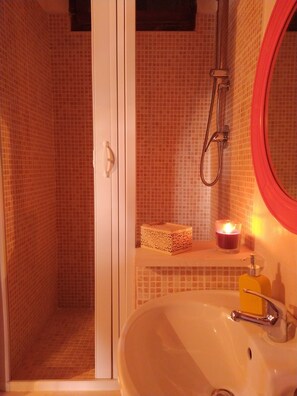 Douche, bidet, savon