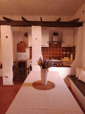 Kühlschrank, Ofen, Herdplatte, Kochgeschirr/Geschirr/Besteck