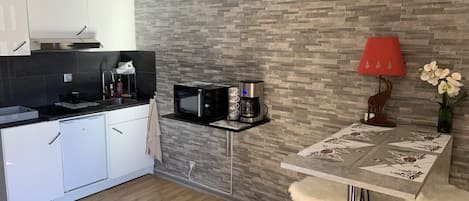 Fridge, microwave, stovetop, coffee/tea maker