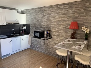 Réfrigérateur, micro-ondes, plaque de cuisson, cafetière/bouilloire