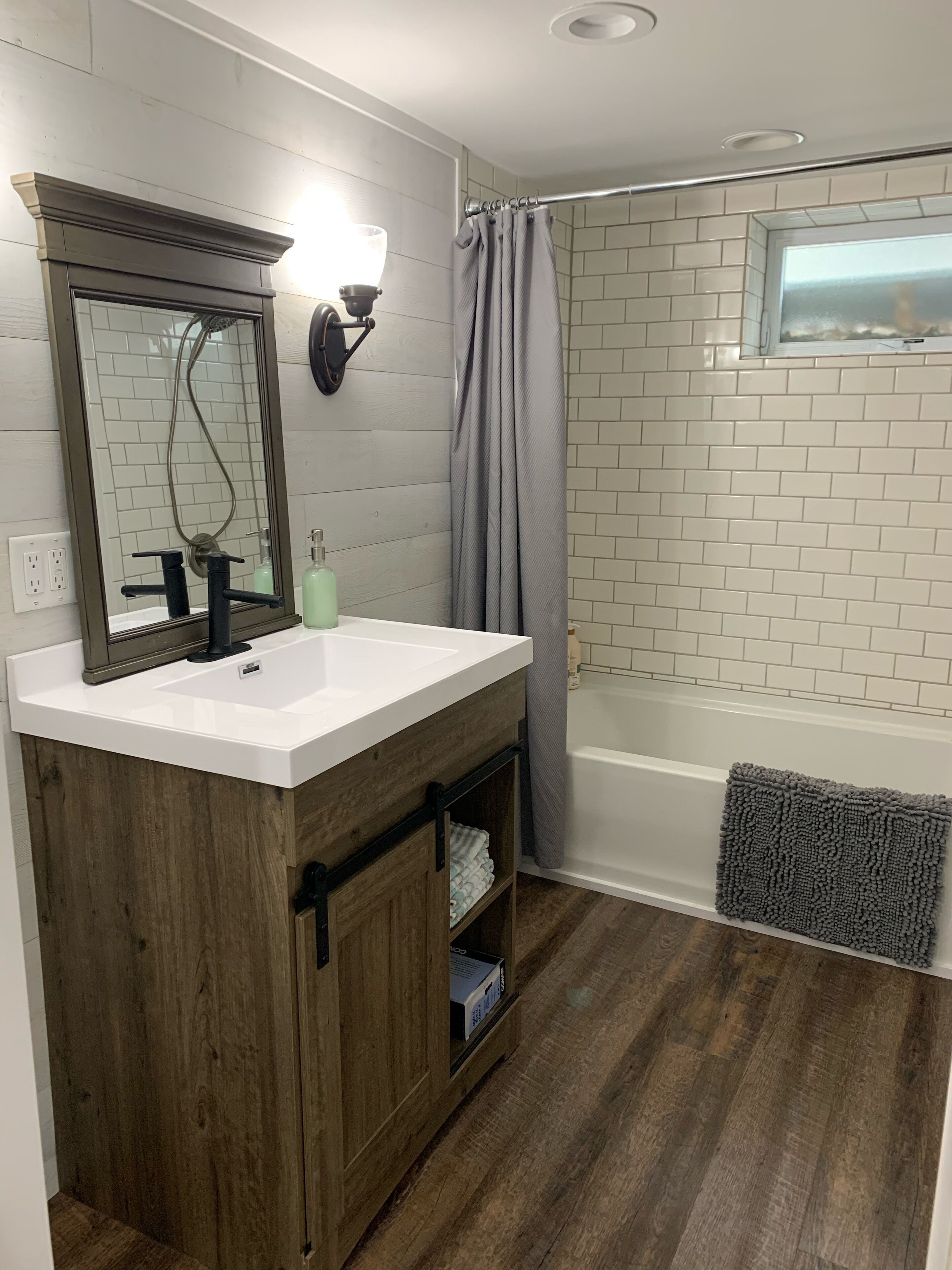 Ensemble douche/baignoire, sèche-cheveux, serviettes fournies, savon