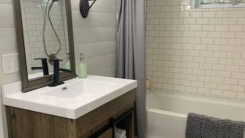 Ensemble baignoire-douche, séchoir à cheveux, serviettes fournies, savon