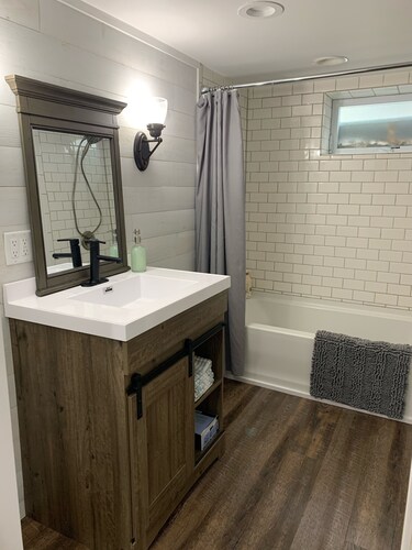 Summer Breeze - Newly Remodeled Quaint Home - 7 blocks from beach