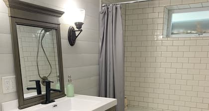 Summer Breeze - Newly Remodeled Quaint Home - 7 blocks from beach