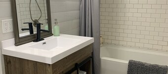 Summer Breeze - Newly Remodeled Quaint Home - 7 blocks from beach