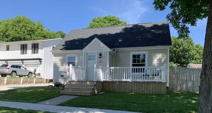Summer Breeze - Newly Remodeled Quaint Home - 7 blocks from beach